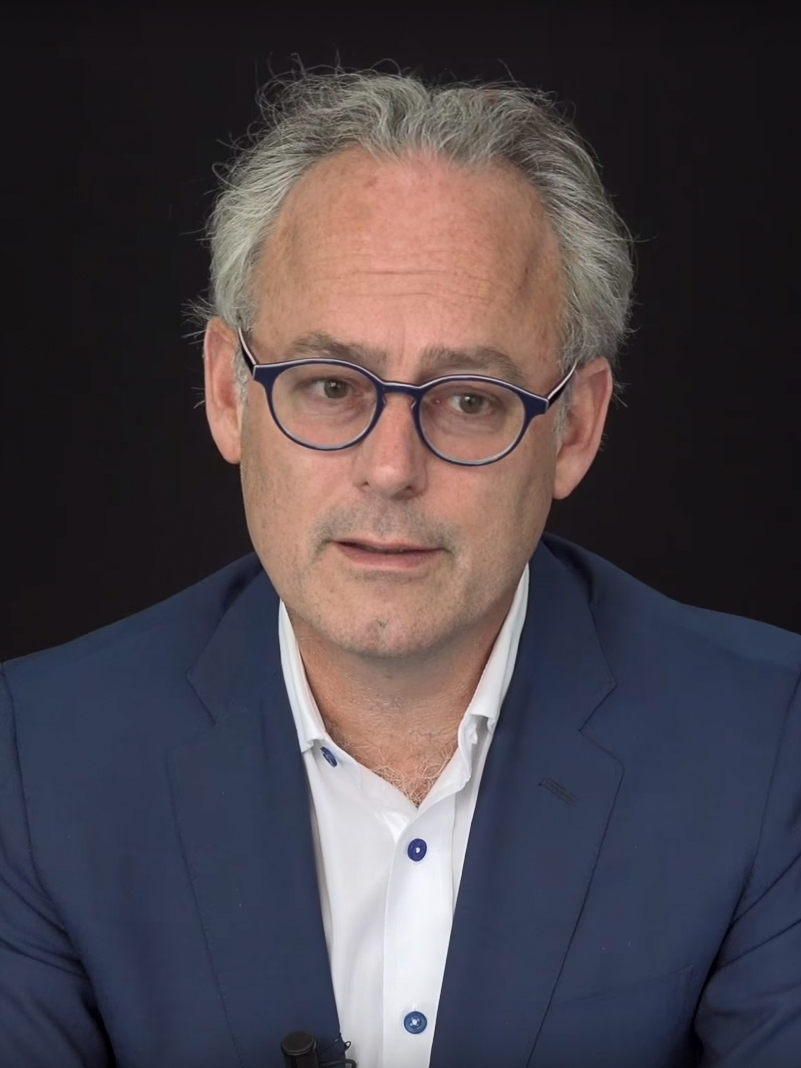 Amor Towles fotka