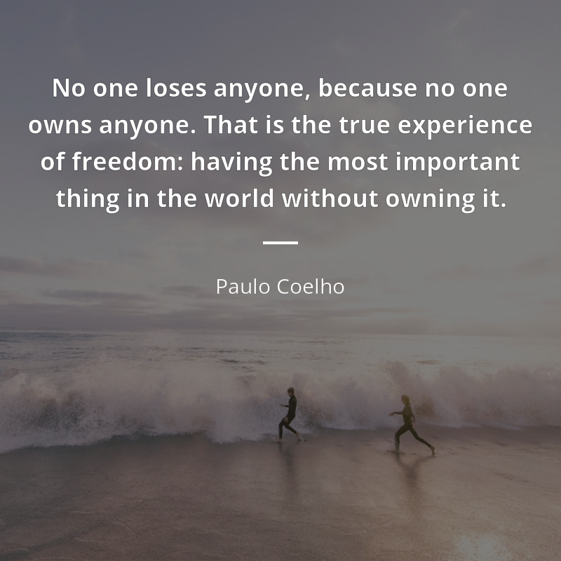 Paulo Coelho citát: “No one loses anyone, because no one owns anyone. That is the true experience of freedom: having the most important thing in the world without owning it.”